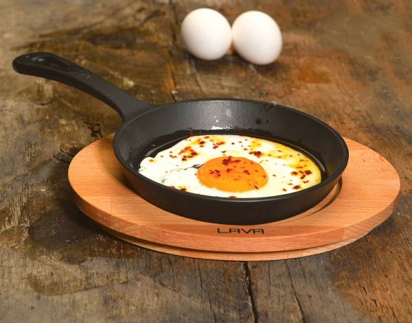 Litinová mini pánev 12cm s dřevěným podstavcem - Obrázek 2